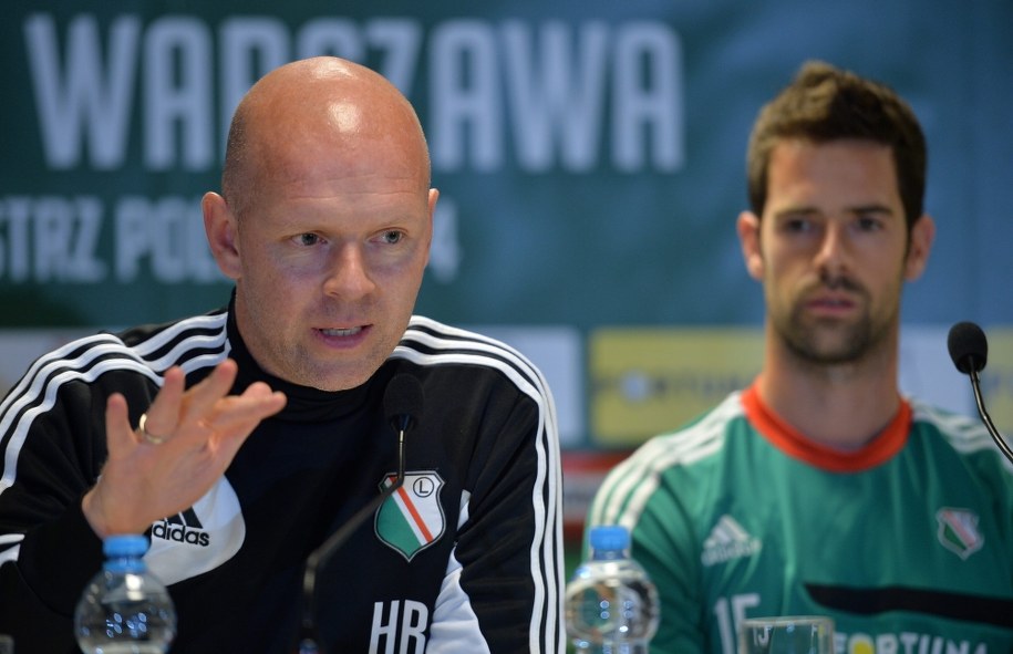 Trener stołecznej Legii Henning Berg (po lewej) i gracz drużyny Inaki Astiz podczas konferencji prasowej na Pepsi Arenie w Warszawie /Bartłomiej Zborowski /PAP
