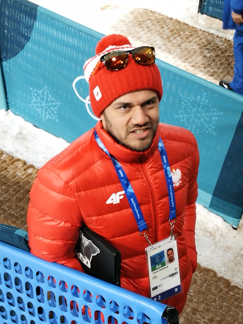Trener Tobias Torgersen schodzi po czwartkowym treningu biathlonistek /Michał Białoński /INTERIA.PL