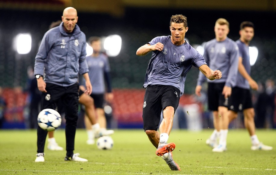 Trener Zinedine Zidane i piłkarz Cristiano Ronaldo na treningu Realu /PAP/EPA/GERRY PENNY /PAP/EPA