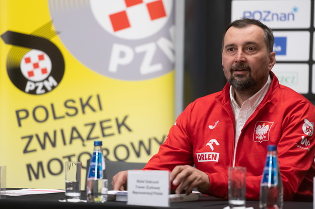 Trener żużlowej reprezentacji Polski Rafał Dobrucki podczas konferencji prasowej /	Jakub Kaczmarczyk   /PAP