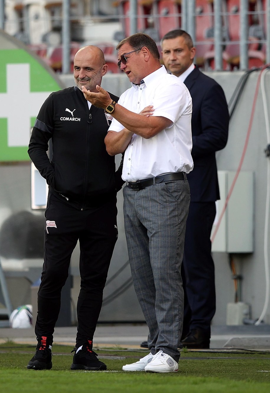Trenerzy - drużyny Cracovia Michał Probierz (L) i zespołu Górnik Zabrze Jan Urban przed meczem piłkarskiej ekstraklasy - wrzesień 2021 r. /	Łukasz Gągulski /PAP