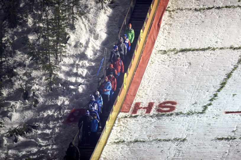 Trenerzy opuszczają swoje stanowisko na skoczni narciarskiej w Kuusamo /AFP