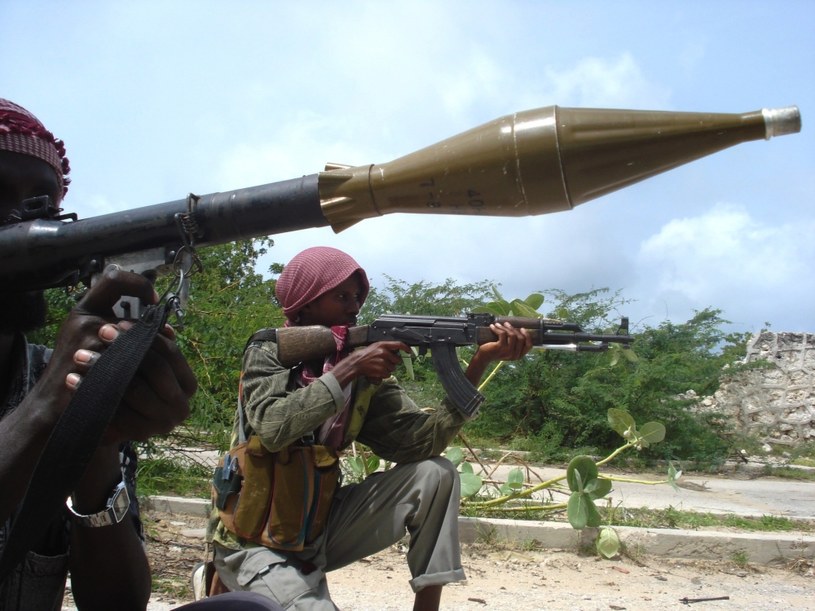 "Trening" islamskiej milicji na przedmieściach Mogadiszu /AFP