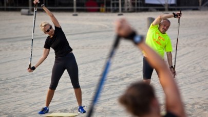 Trening Nordic Walking na plaży w Gdyni