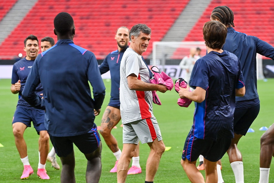 Trening piłkarzy Sevilli na Puskás Arénie (w środku trener José Luis Mendilibar) /TIBOR ILLYES /PAP/EPA