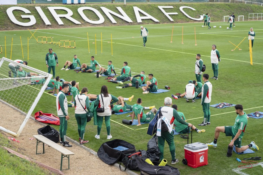 Trening reprezentacji Meksyku w Gironie /David Borrat /PAP/EPA