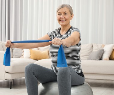 Trening siłowy dla stawów i zgrabnej sylwetki. Pięć powodów, dla których warto trenować z gumami oporowymi 