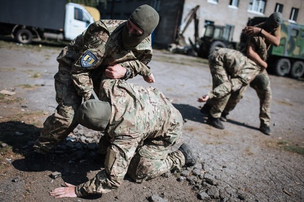 Trening ukraińskich żołnierzy z ochotniczych oddziałów /ROMAN PILIPEY /PAP/EPA