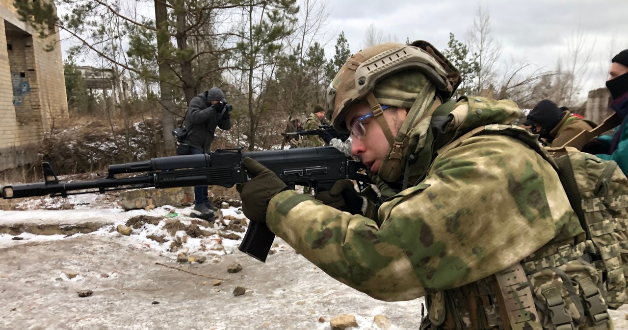 Trening ukraińskiej Obrony Terytorialnej na poligonie pod Kijowem