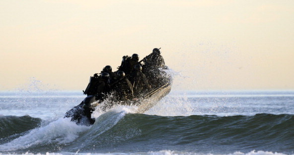 Trening wodny SEAL's jest podstawowym elementem kursu BUD/S /Getty Images/Flash Press Media