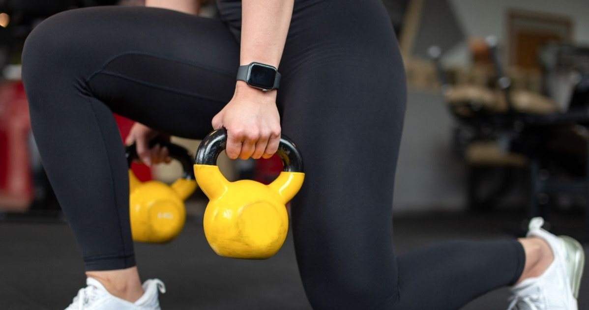 Trening z obciążeniem w postaci kettlebella jest skutecznym sposobem na redukcję tkanki tłuszczowej /123RF/PICSEL