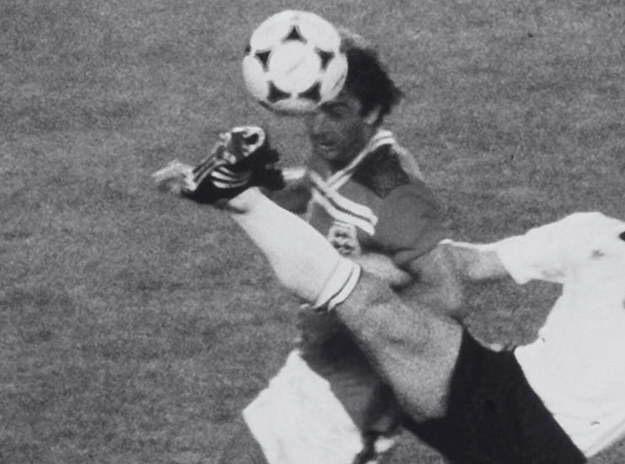 Trevor Francis podczas meczu Anglii z Niemcami na mundialu 1982 roku /PAP/DPA