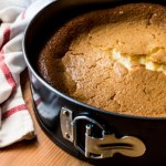 Trik dobrego cukiernika uratuje popękany sernik. Będzie gładki i puszysty jak chmurka