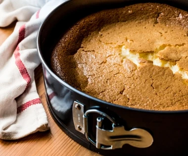 Trik dobrego cukiernika uratuje popękany sernik. Będzie gładki i puszysty jak chmurka