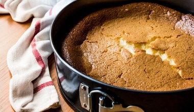 Trik dobrego cukiernika uratuje popękany sernik. Będzie gładki i puszysty jak chmurka