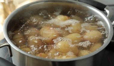 Trik mojej babci rozwiąże sprawę w sekundę. Gotujące się ziemniaki więcej nie wykipią  