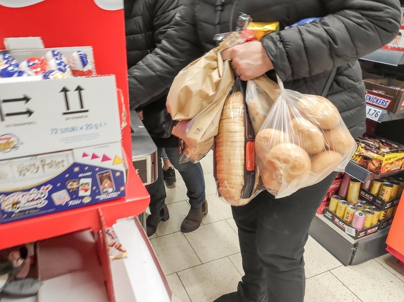Trik z bułkami i bananem w sklepach. Kasjerzy mają dość: "nie mam już siły"