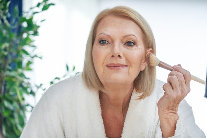 Triki makijażowe dla kobiet 50+. Odmłodzą o kilkanaście lat
