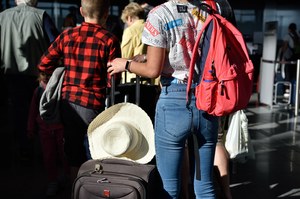 Triki na latanie z bagażem podręcznym. Od dziwnych do naprawdę praktycznych