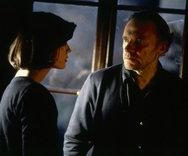 Trintignant był idealnym odtwórcą ról "typowego Francuza" - mężczyzny o bystrym spojrzeniu i wyjątkowej wrażliwości. Świat poznał go dzięki roli w "I Bóg stworzył kobietę" (1956), filmie jednego z pionierów francuskiej Nowej Fali, Rogera Vadima. Film wszedł do kin w aurze skandalu - partnerująca aktorowi na planie młodziutka Brigitte Bardot, muza i żona reżysera, porzuciła go na rzecz Trintignanta. Tak rozpoczęła się jego kariera. Później przystojny Francuz pojawiał się w nieoczywistych rolach i nietuzinkowych włoskich i francuskich filmach, u mistrzów kina tamtych czasów.

Sławę przyniósł mu występ w "Kobiecie i mężczyźnie" (1966) Leloucha, który z rozpoznawalnego raczej lokalnie aktora, z 24 filmami i 30 sztukami teatralnymi w dorobku, zrobił międzynarodową gwiazdę. Potem Trintignant grywał też u Bertolucciego, Rohmera i Kieślowskiego.
Polskiej publiczności aktor dał się poznać dzięki roli emerytowanego sędziego w filmie "Trzy kolory: czerwony" (1994) Kieślowskiego, za którą otrzymał jedną z pięciu w swej karierze nominacji do Nagrody Cezara dla Najlepszego Aktora.  Zapytany, dlaczego zdecydował się zrealizować film z nieznanym mu reżyserem, odpowiedział: "Moja córka powiedziała, że jeżeli Kieślowski prosi cię o zagranie w jego filmie, to mam nie czytać scenariusza, tylko grać. [..] Po przeczytaniu scenariusza byłem pod wrażeniem. A gdy poznałem reżysera osobiście, ogarnął mnie już entuzjazm".
    
I tak Trintignant znalazł się na planie "Czerwonego": "Na planie królował polski, angielski, francuski gdzieś na końcu. Niestety nie znam ani polskiego, ani angielskiego, ale nie było to wielkim utrudnieniem. Gdy spytałem Kieślowskiego, czy trudno polskiemu reżyserowi kręcić filmy we Francji, usłyszałem, że trudno to jest ustawić kamerę, nieważne, w jakim języku. A Kieślowski umie ją ustawić." - dodawał.