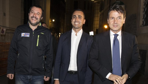 Trio rządzące włochami: wicepremier Matteo Salvini (Liga), wicepremier Luigi Di Maio (Ruch Pięciu Gwiazd) oraz premier Giuseppe Conte /	RICCARDO ANTIMIANI /PAP/EPA