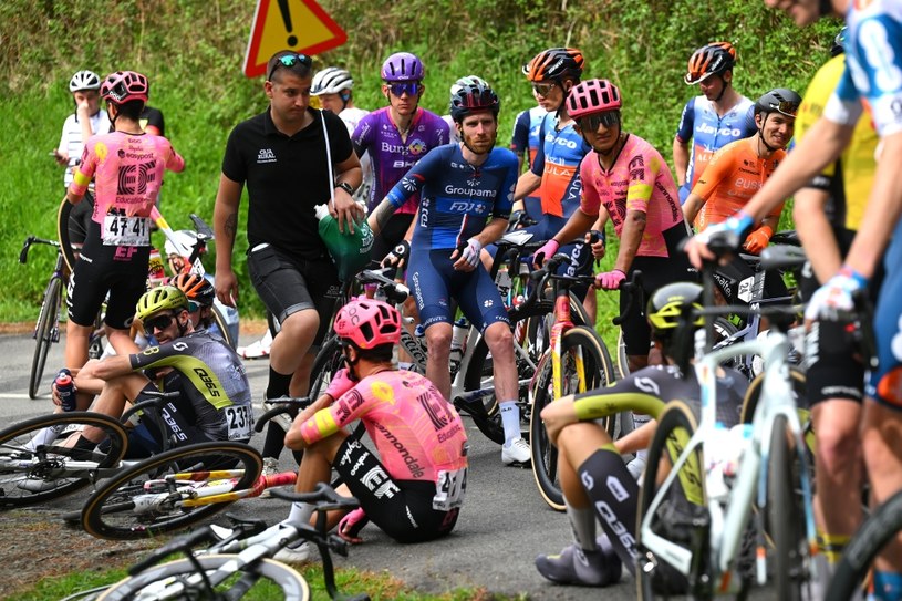 Triumfator Tour de France poturbowany w koszmarnej kraksie. Są pierwsze doniesienia ws. stanu zdrowia