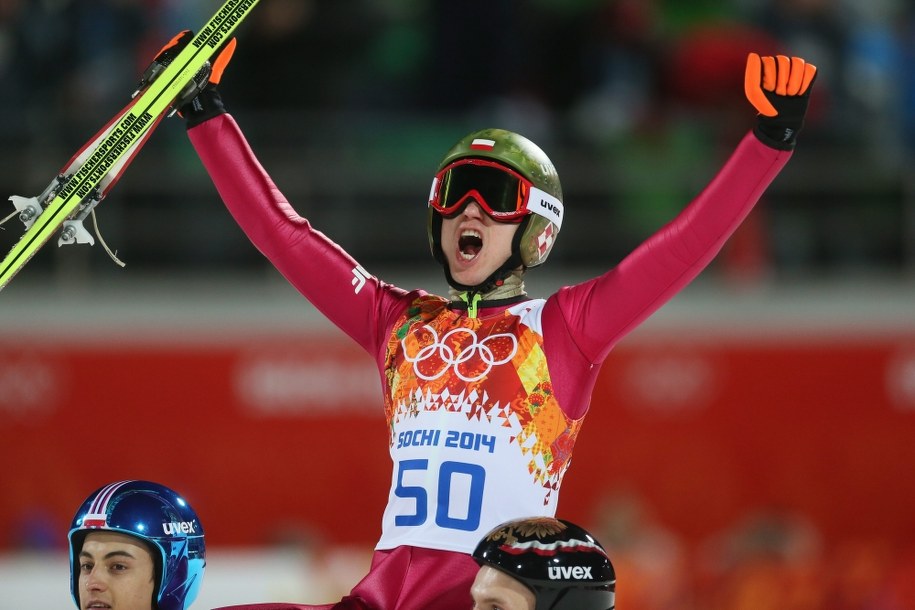 Triumfujący Kamil Stoch na ramionach Macieja Kota i Jana Ziobry /SERGEY ILNITSKY /PAP/EPA