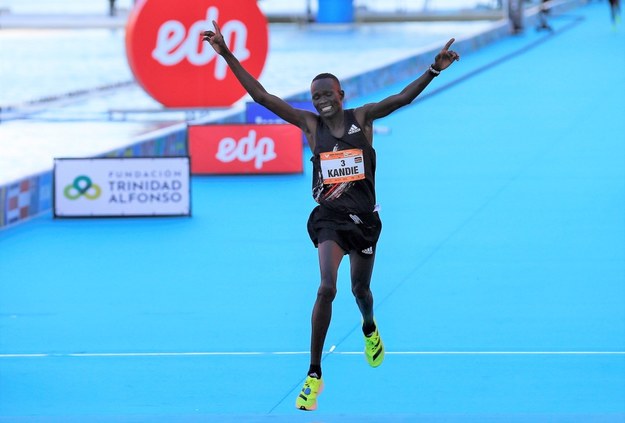 Triumfujący Kibiwott Kandie. Jest rekordzistą świata w półmaratonie /	MANUEL BRUQUE /PAP/EPA