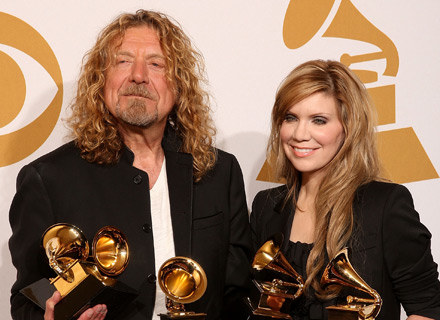 Triumfujący Robert Plant i Alison Krauss - fot. Jason Merritt /Getty Images/Flash Press Media