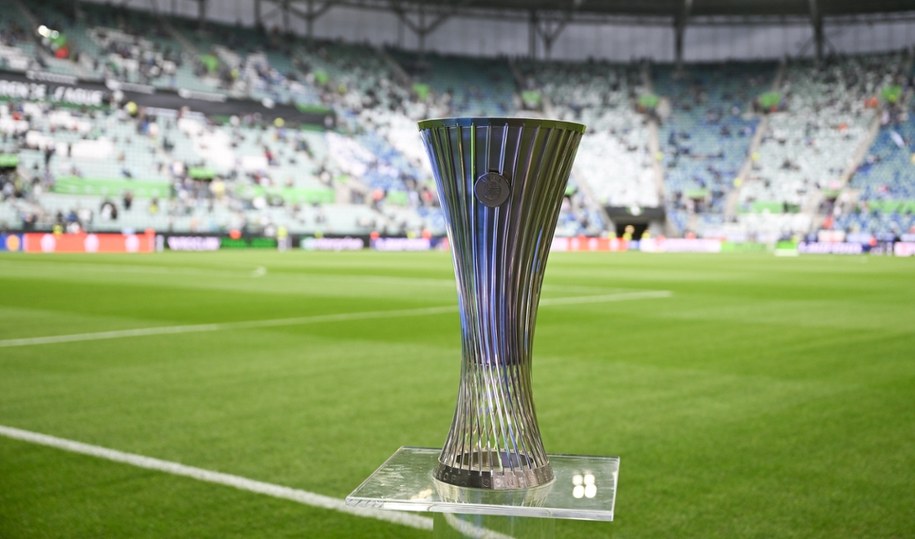 Trofeum piłkarskiej Ligi Konferencji /	Jakub Kaczmarczyk   /PAP