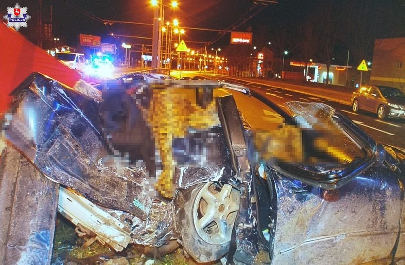 Troje nastolatków zginęło na miejscu. Czwarty walczy o życie w szpitalu /Policja