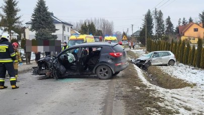 Troje rannych po czołówce koło Rzeszowa. Na miejscu lądował LPR