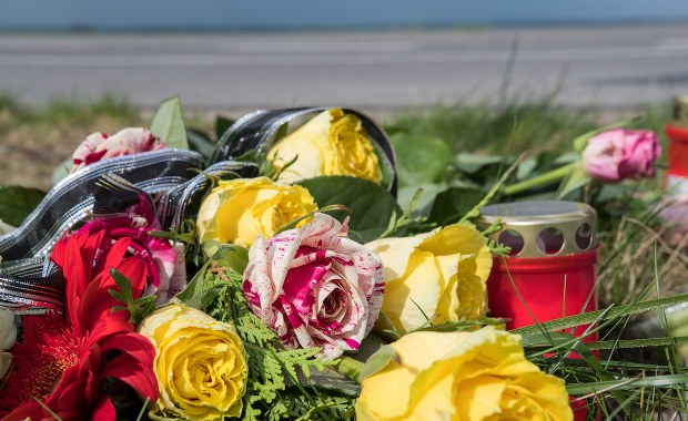 Trójka dzieci uwięziona we wraku auta, obok martwi rodzice 