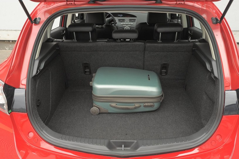 "Trójka" ma znacznie mniejszy bagażnik niż Civic: mieści on od 340 do 1360 I. /Motor