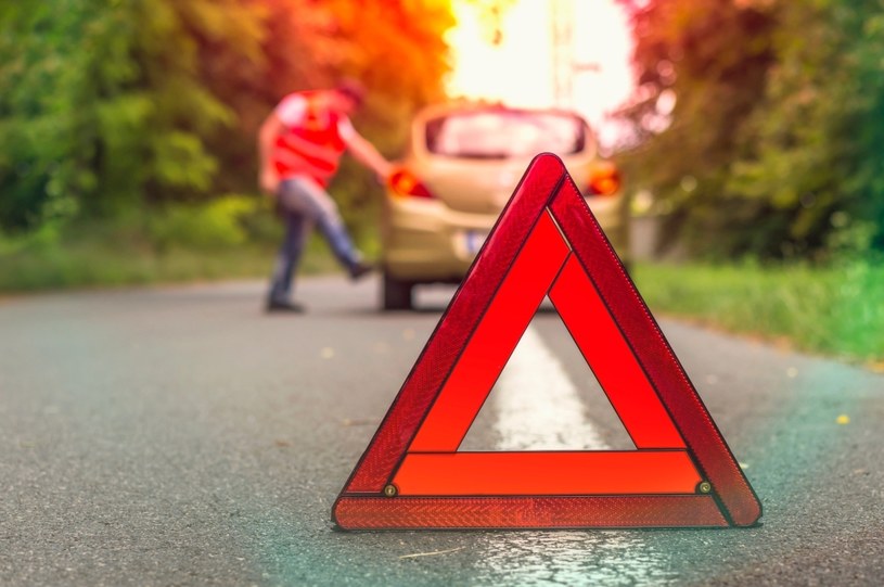 Trójkąt ostrzegawczy należy do obowiązkowego wyposażenia samochodu w Polsce /123RF/PICSEL