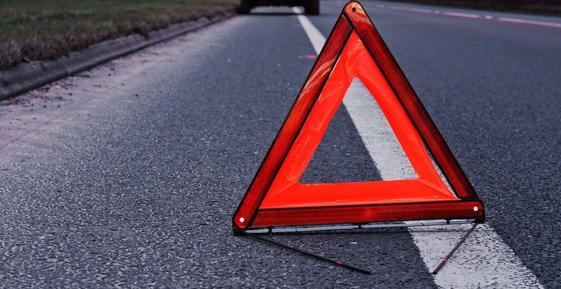 Trójkąt ostrzegawczy ustawia się by ostrzec innych użytkowników drogi. /123RF/PICSEL