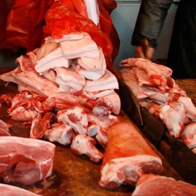 Trombina używana jest przez przemysł do sklejania kawałków mięsa w jednolity produkt /AFP