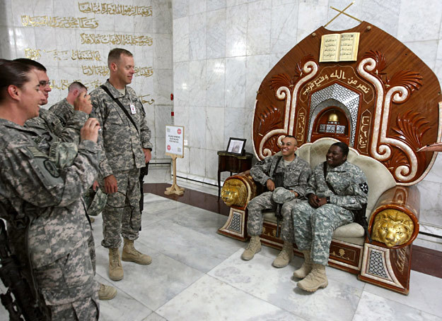 Tron, na którym siedział Saddam Husajn jest główną atrakcją Camp Victory /AFP