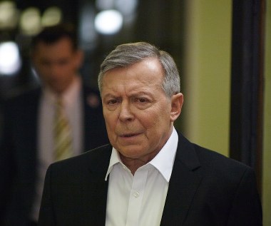 Tropy prowadzą między innymi do dramatycznej wyprawy Lecha Kaczyńskiego do ogarniętej wojną Gruzji, której celem było powstrzymanie inwazji wojsk rosyjskich na Tbilisi w sierpniu 2008 roku. 