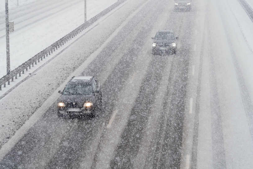 Trudna sytuacja na drogach. Deszcz, mżawka, "opady śniegu, również marznącego"
