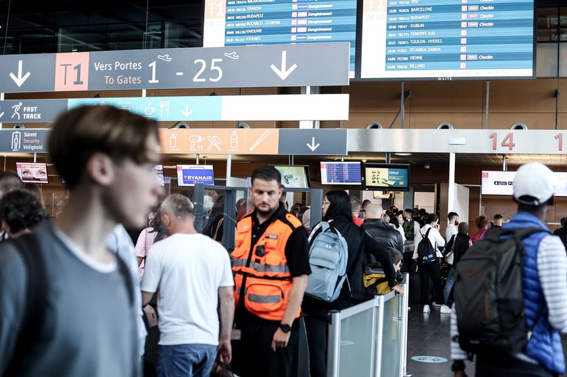 Trudna sytuacja panuje na wielu europejskich lotniskach, zdj. ilustracyjne /KENZO TRIBOUILLARD /AFP