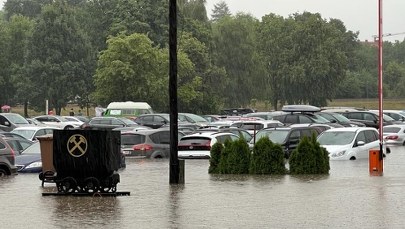 Trudna sytuacja w Wieliczce. Podtopione ulice i parking [FILMY I ZDJĘCIA]