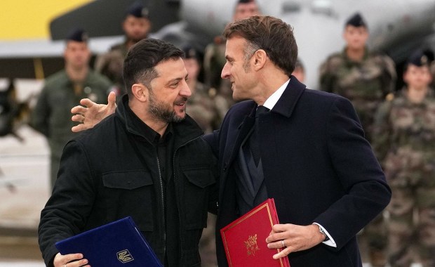 Trudne rozmowy o pokoju. Zełenski poleci do Macrona