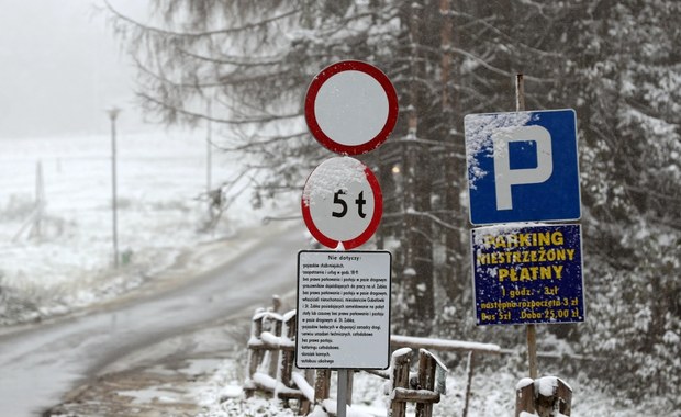 Trudne warunki drogowe na Podhalu. W Tatrach intensywny śnieg 