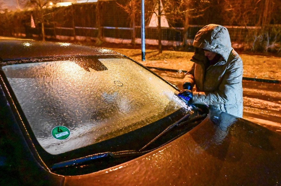 Trudne warunki drogowe spowodowane marznącym deszczem i gołoledzią w Szczecinie / 	Marcin Bielecki    /PAP
