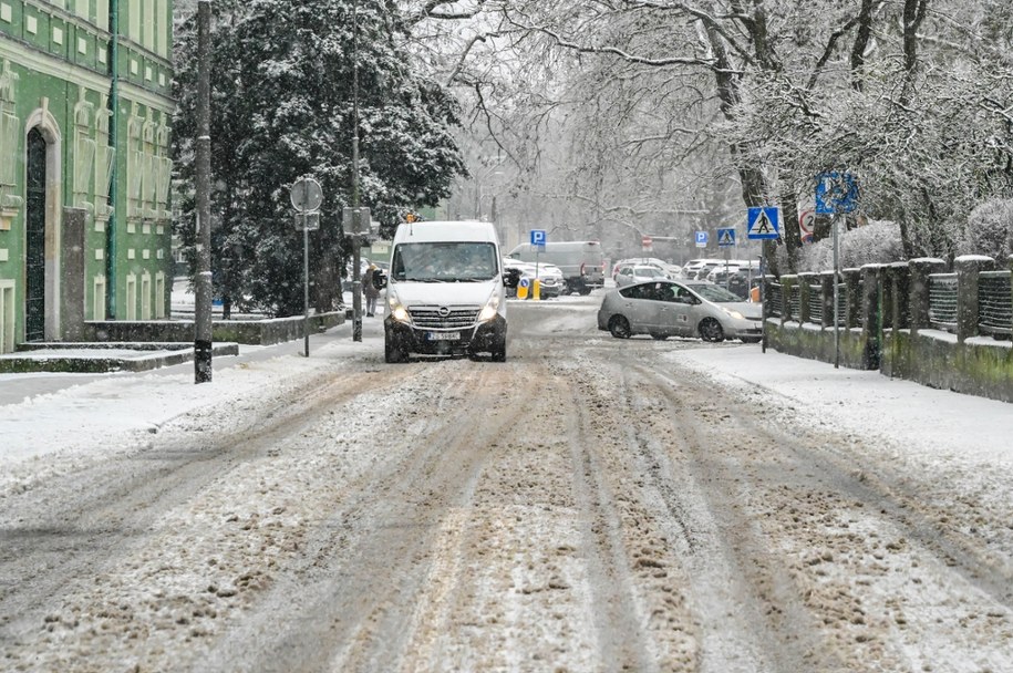 Trudne warunki drogowe spowodowane marznącym deszczem i gołoledzią w Szczecinie. / 	Marcin Bielecki    /PAP