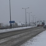 Trudne warunki na drogach Małopolski. W Krakowie śnieg zasypał torowiska