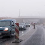 Trudne warunki na drogach. Mgła, deszcz i ślisko