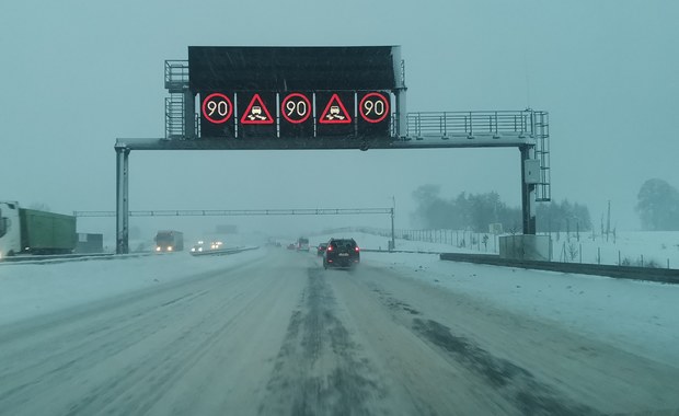 Trudne warunki na drogach na południu Polski. "Jedźcie powoli"