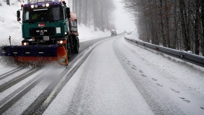 Trudne warunki na drogach. Są białe i śliskie